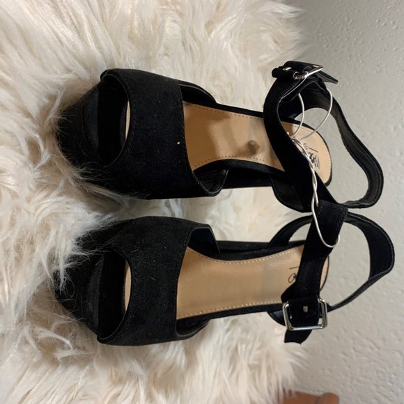 NEW BLACK PUMPS - Picture 3 of 3